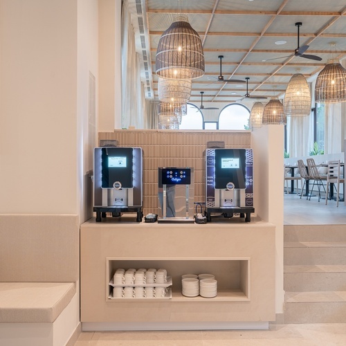 Estação de bebidas Smy: Corporativa com dispensadores, xícaras e escadas.