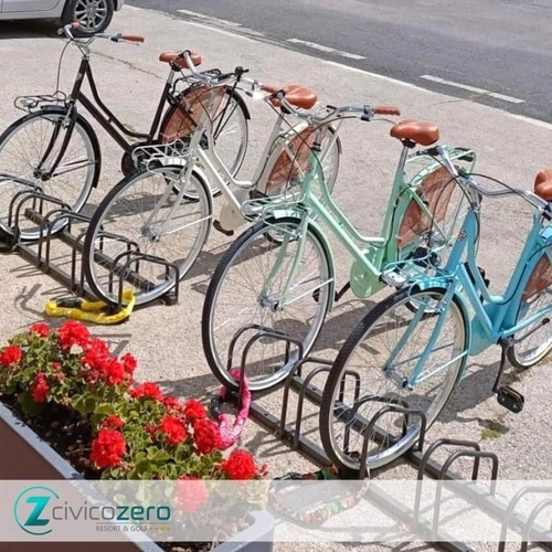 eine Reihe von Fahrrädern , die in einem Parkhaus geparkt sind