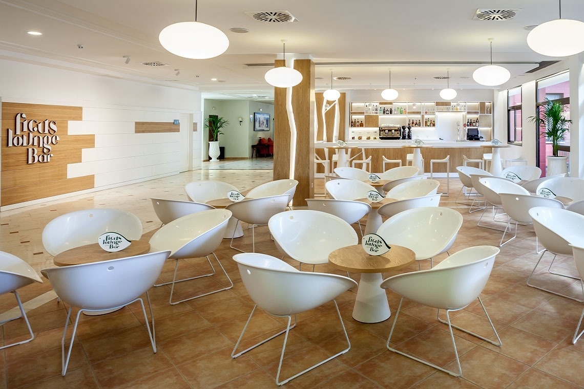 eine Reihe von Autos , die in einem Parkhaus geparkt sind