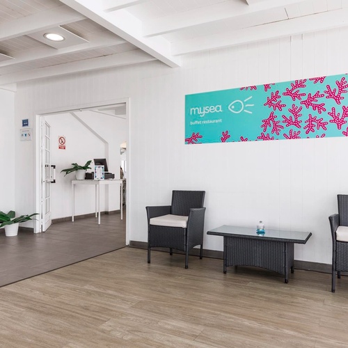 ein Raum mit Stühlen und einem Schild mit der Aufschrift mysea