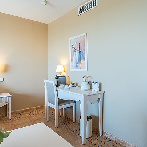 Doppelzimmer mit Balkon und Meerblick. Smy: Corporativa.