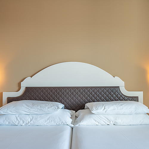 Geräumiger Wohnbereich im Hotel Smy: Corporativa mit Sofa, Tisch und Blick aufs Schlafzimmer.
