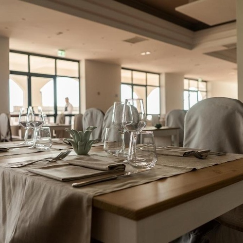 ein Tisch mit Gläsern und Besteck in einem Restaurant