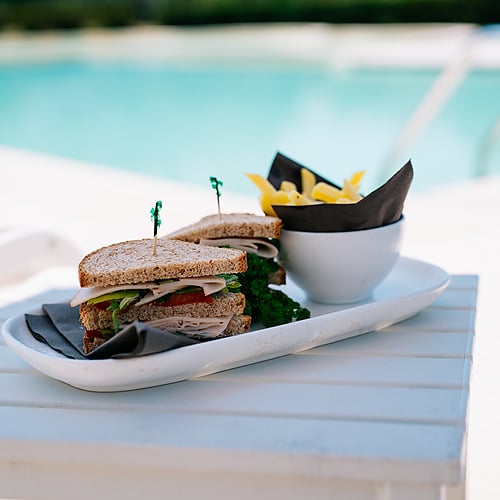 Sandwich et frites au bord de la piscine Smy: Corporativa, parfait pour un déjeuner ensoleillé à l'hôtel.
