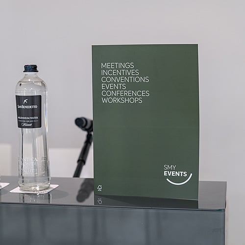 Smy: Corporativa: Bouteilles d'eau San Benedetto et panneau SMY EVENTS pour réunions et événements.
