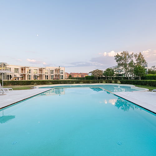 Piscine d'eau claire avec chaises longues, idéal pour votre séjour Smy: Corporativa.
