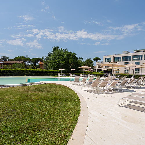 Piscine et chaises longues au soleil, idéal pour se détendre à l'hôtel. Smy: Corporativa