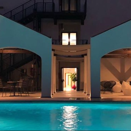 ein Gebäude mit einem großen Pool davor