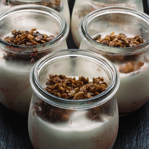 Smy: Corporativa - Iogurte com granola em copos, perfeito para cafés da manhã corporativos.