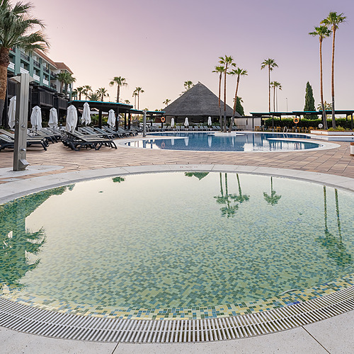 Großer Pool mit Palmen und Hotel, ideal für Smy: Corporativa Veranstaltungen.