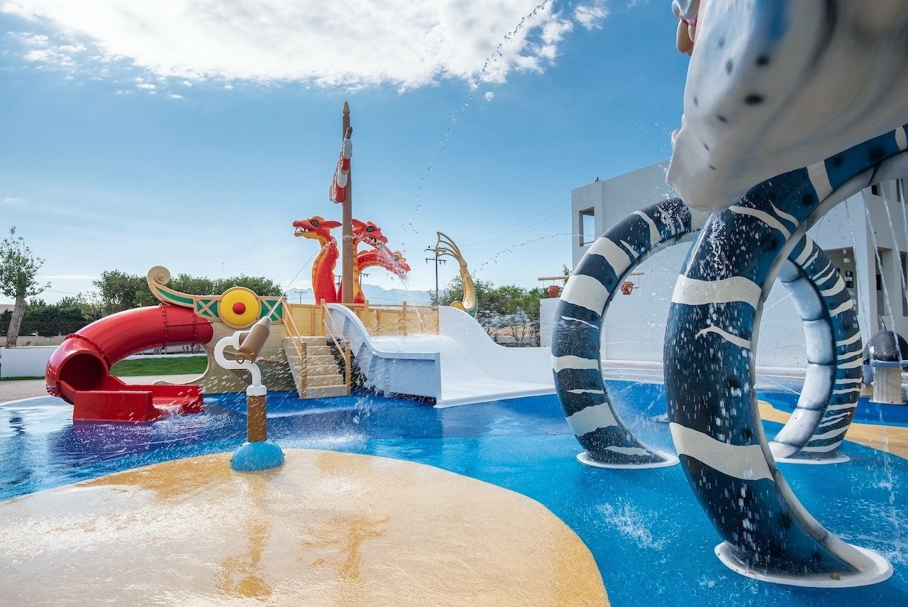 um parque aquático com um dragão e um navio pirata