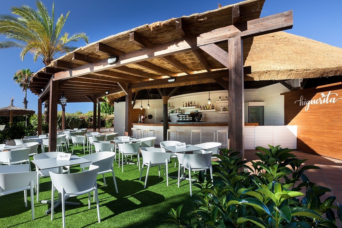 eine Reihe von Autos , die in einem Parkhaus geparkt sind