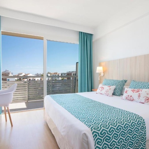 um quarto de hotel com cama king size e mesa