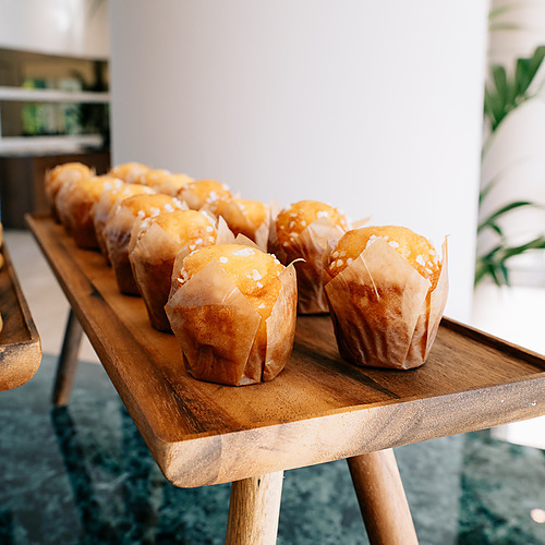 Muffins gourmands sur un plateau en bois, parfaits pour votre petit-déjeuner à l'hôtel Smy: Corporativa.