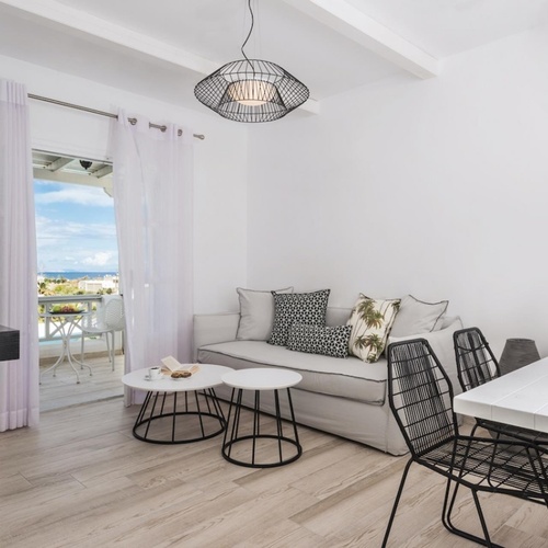 un salon avec un canapé et une table à manger