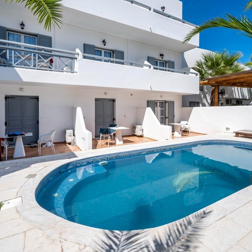 une grande piscine entourée d' un bâtiment blanc