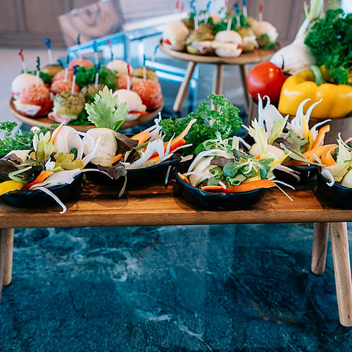 Petits hors-d'œuvre colorés et salades fraîches sur plateau en bois, parfaits pour un événement d'hôtel Smy: Corporativa.