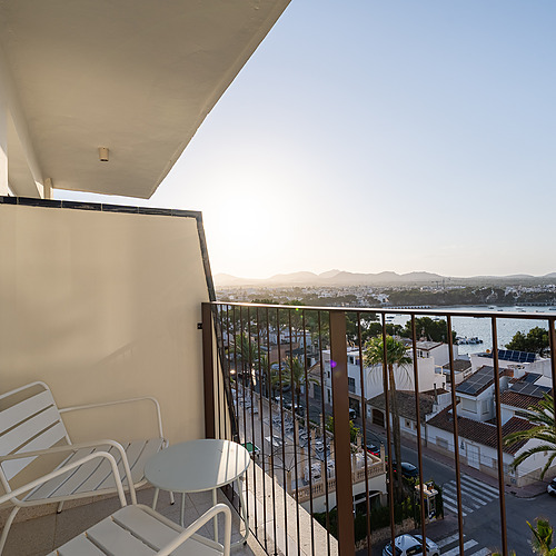 Balcony with sea views, Smy: Corporativa perfect for relaxation.
