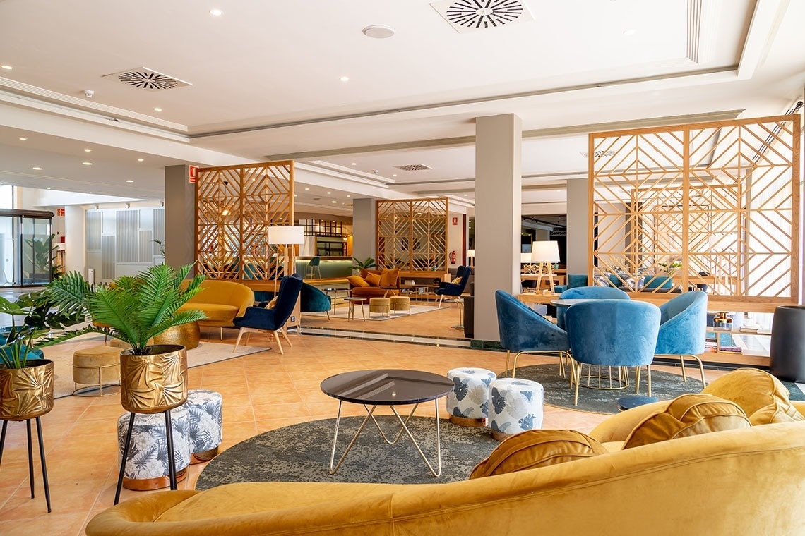 eine Reihe von Autos , die in einem Parkhaus geparkt sind