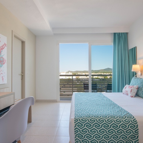 um quarto de hotel com uma cama e uma mesa