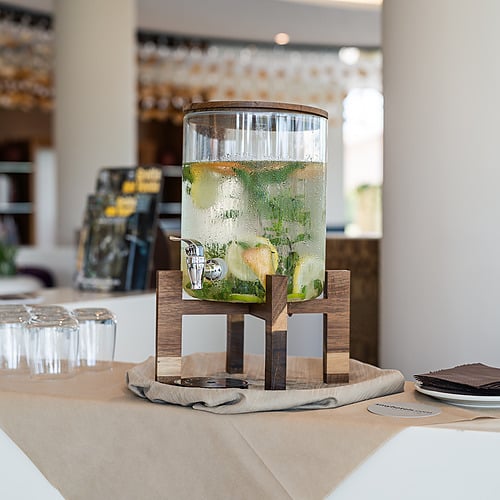 Détendez-vous avec une eau infusée citronnée et menthe dans notre espace d'accueil avec Smy: Corporativa.