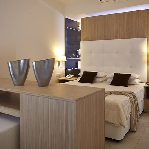 ein Hotelzimmer mit einem Bett und einem Fernseher