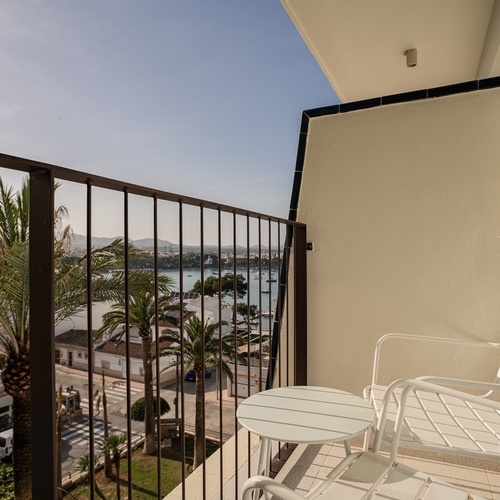 Varanda com cadeiras e mesa, vista mar. Smy: Corporativa
