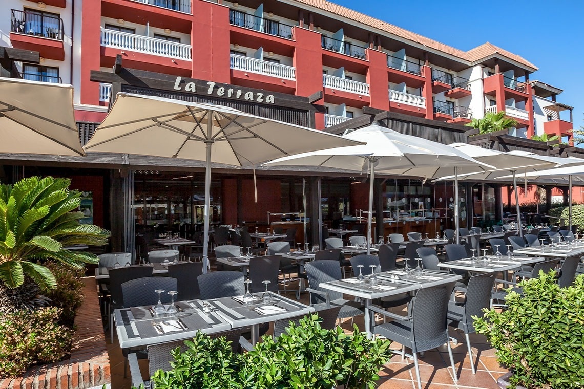 ein Mann sitzt an einem Tisch und benutzt ein Tablet