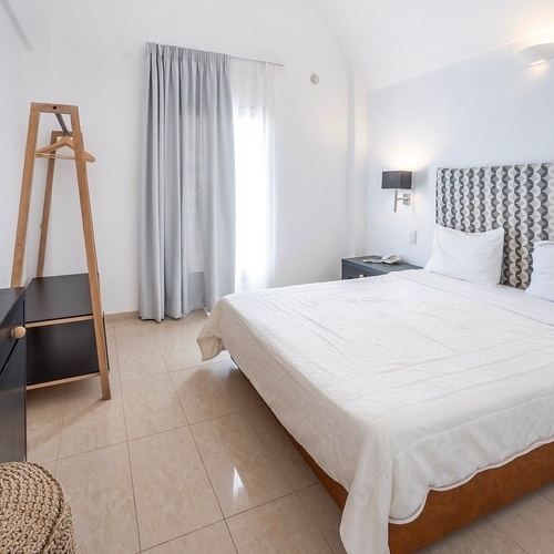 ein Hotelzimmer mit einem Bett und einem Stuhl