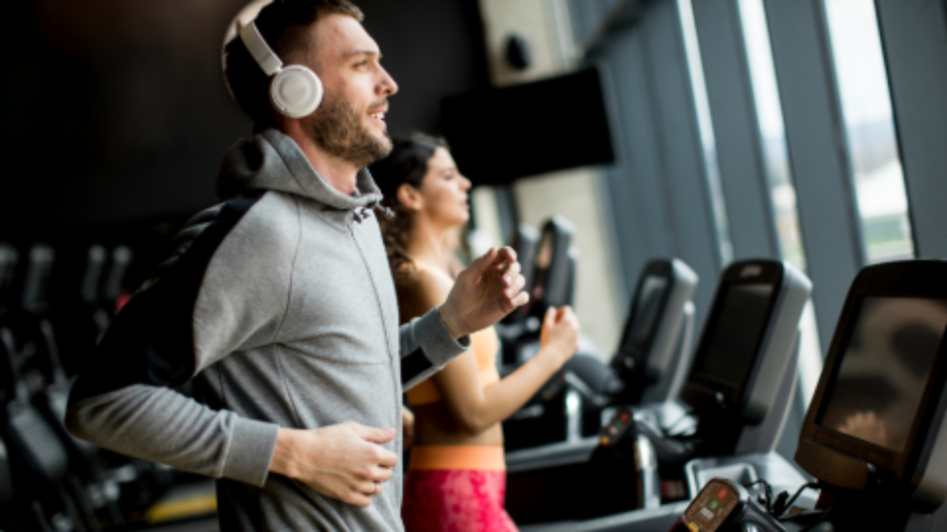 una bebida roja con una pajita en la playa