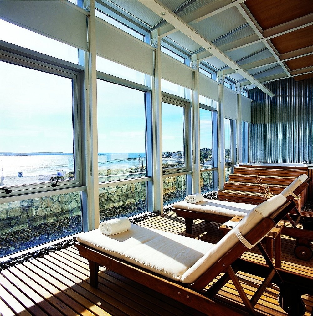 eine kleine Insel im Ozean mit einer weißen Kirche darauf