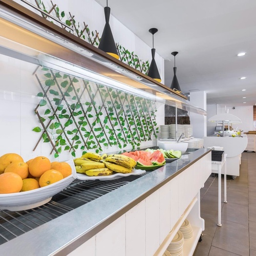 ein Buffet mit Obst und Gemüse in einem Restaurant