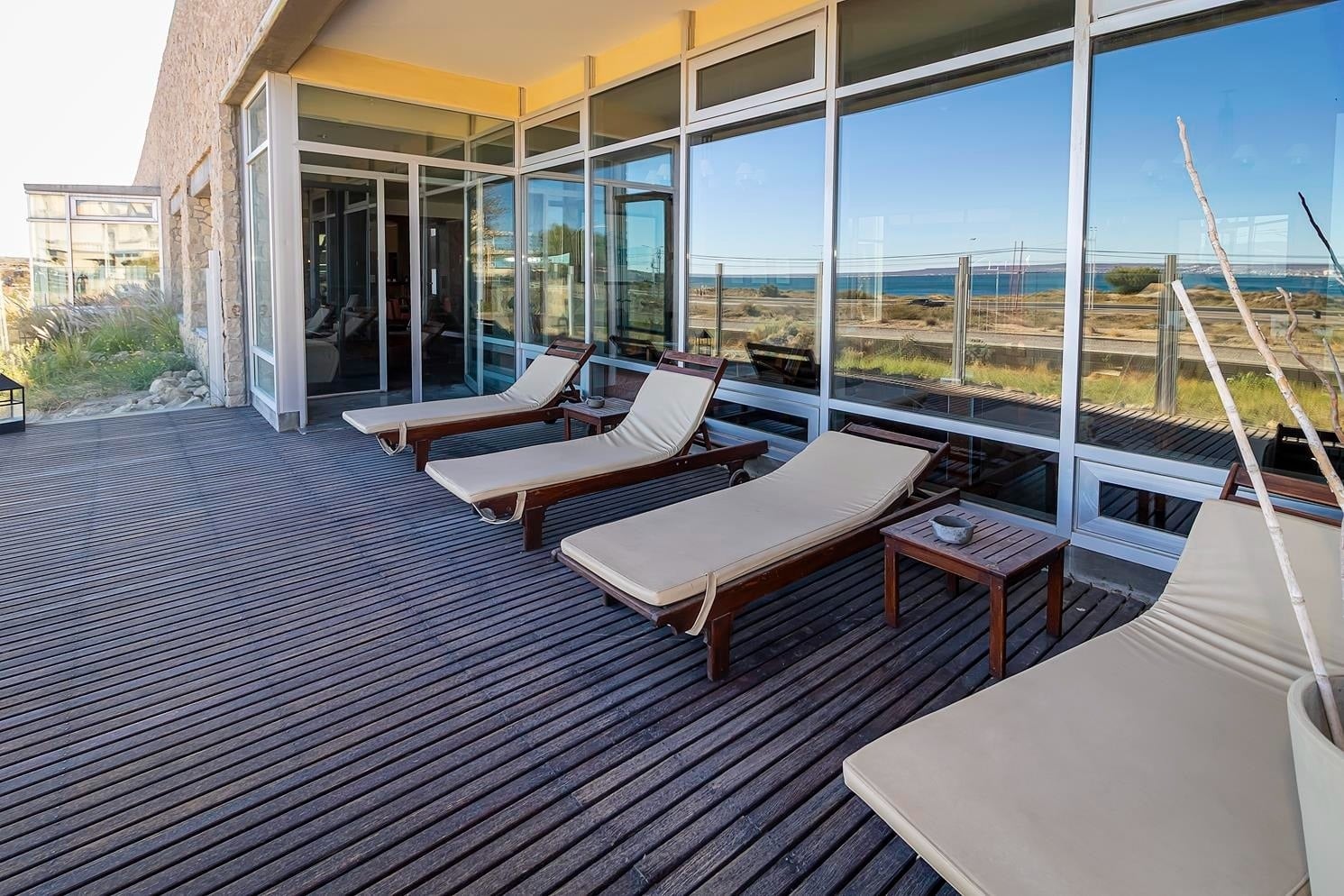 uma sala de estar com um sofá vermelho e uma mesa de madeira
