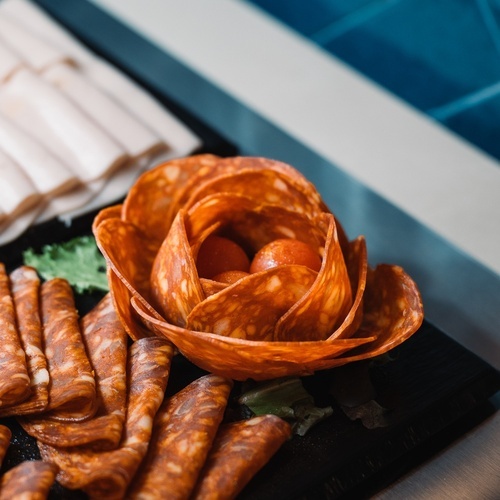 Charcutaria de luxo para eventos corporativos Smy. Seleção de enchidos e tomates.