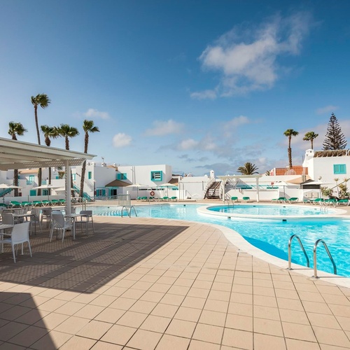 ein Hotel mit einem großen Swimmingpool und einem Restaurant