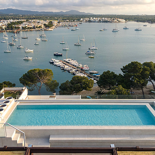 Luxury hotel terrace with infinity pool and sea views, perfect for Smy: Corporativa events.