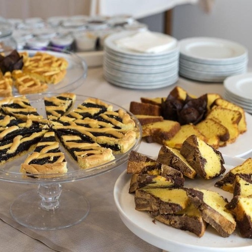 auf einem tisch stehen verschiedene kuchen und torten