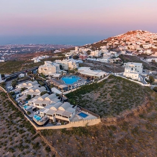 ein Hotel mit einem großen Swimmingpool und vielen Sonnenschirmen