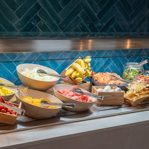Buffet de café da manhã Smy: Corporativa com frutas frescas, salmão e ovos.