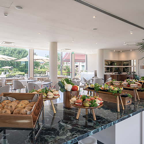 Buffet de petit-déjeuner et déjeuner avec des sandwiches et bagels frais. Idéal pour un hébergement Smy: Corporativa.