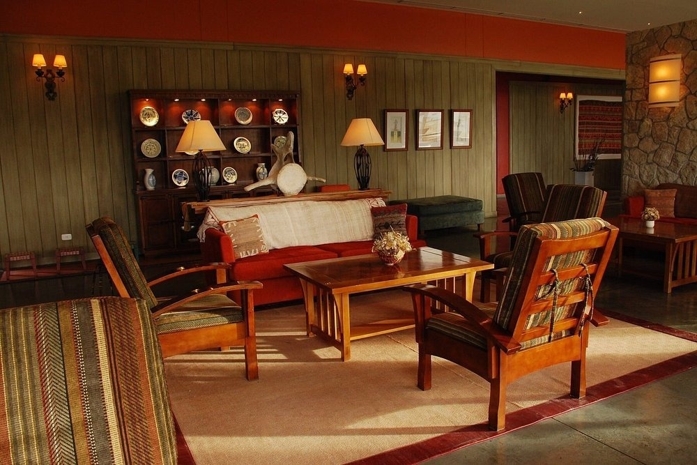 ein weißes Bett mit Blick auf einen Pool und das Meer