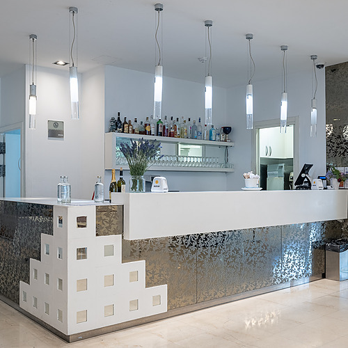 Bar d'hôtel avec étagères à liqueurs et décor moderne Smy: Corporativa