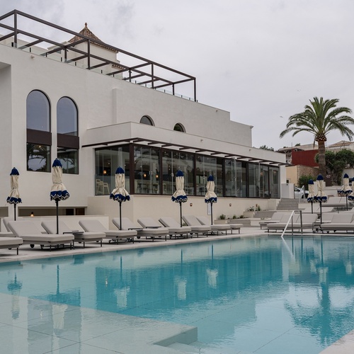 Piscina Smy Portocolom, espreguiçadeiras e guarda-sóis. Smy: Corporativa.