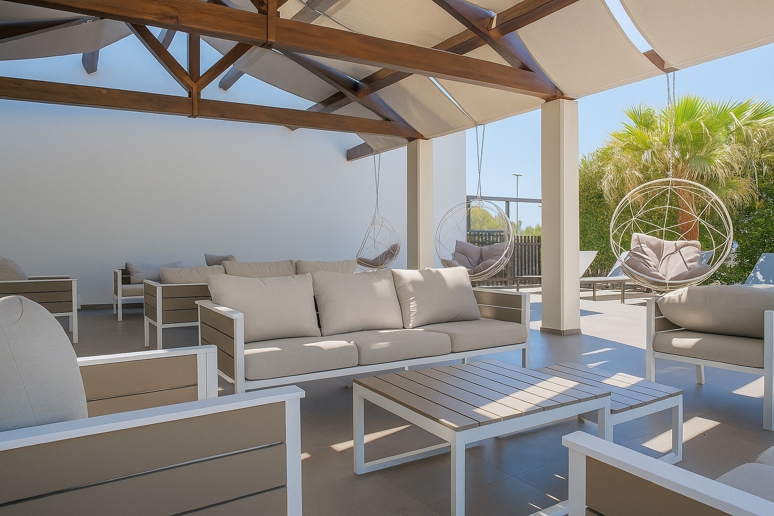 ein Tisch und Stühle auf einer Terrasse neben einem Fenster