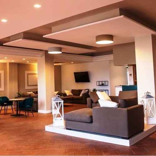 ein Wohnzimmer mit vielen Möbeln und einem Fernseher