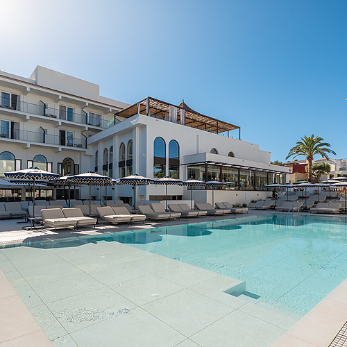 Smy: Corporativa Hotel - Modern pool and sea views.