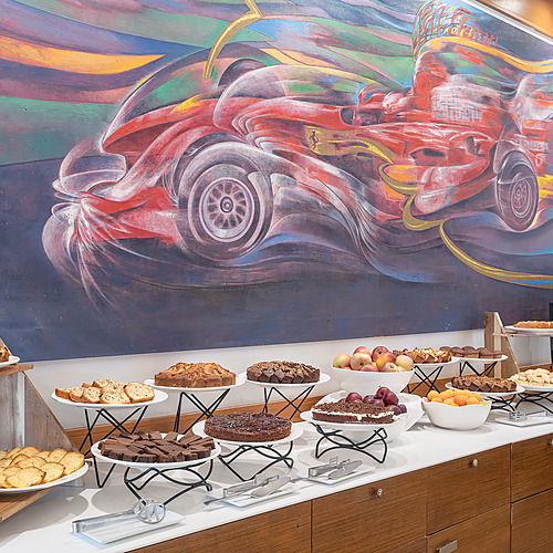 Restaurant élégant avec tables dressées, idéal pour les événements d'entreprise Smy.