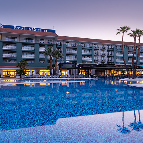 Hotel Isla Cristina mit Pool und Palmen, ideal für Smy: Corporativa.