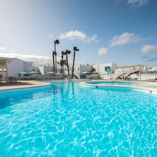 ein großer Swimmingpool mit einem Gebäude im Hintergrund
