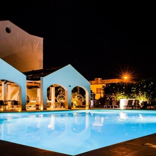 ein großer Swimmingpool mit einem weißen Gebäude im Hintergrund